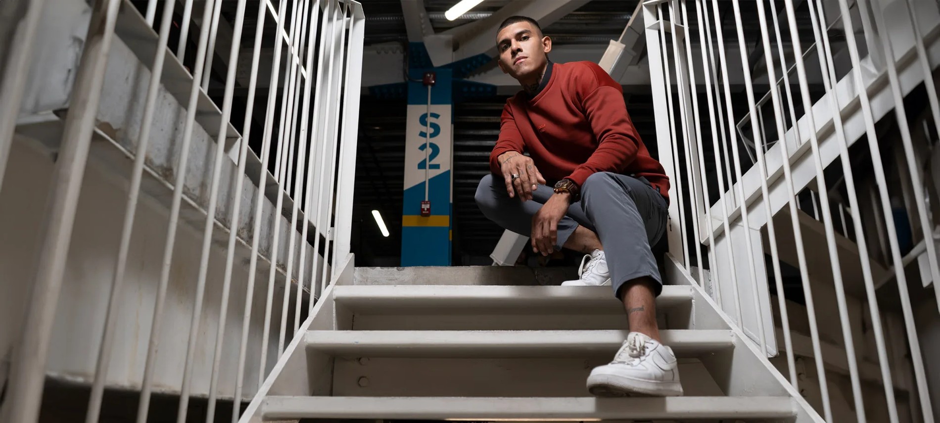 Modelo EDROS en escalinata industrial, streetwear guatemalteco