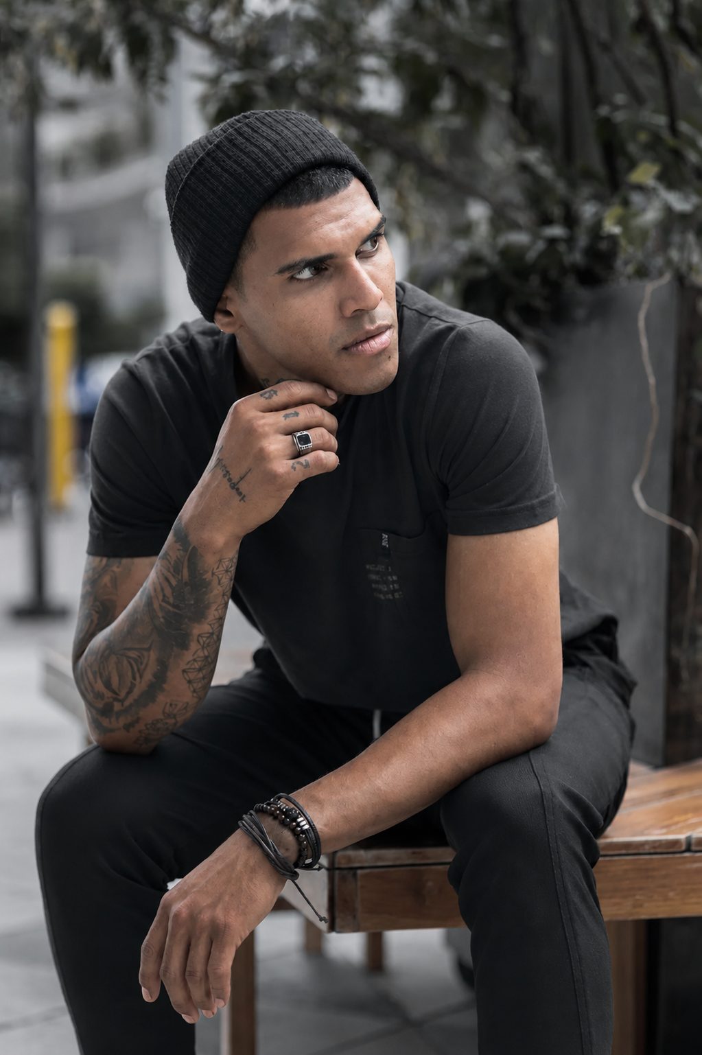 Modelo con camiseta y gorro EDROS